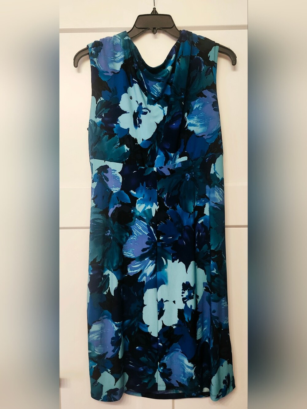 Elegant Figure Flattering Blue Floral Knee Length Dress - Picture 2 of 3
